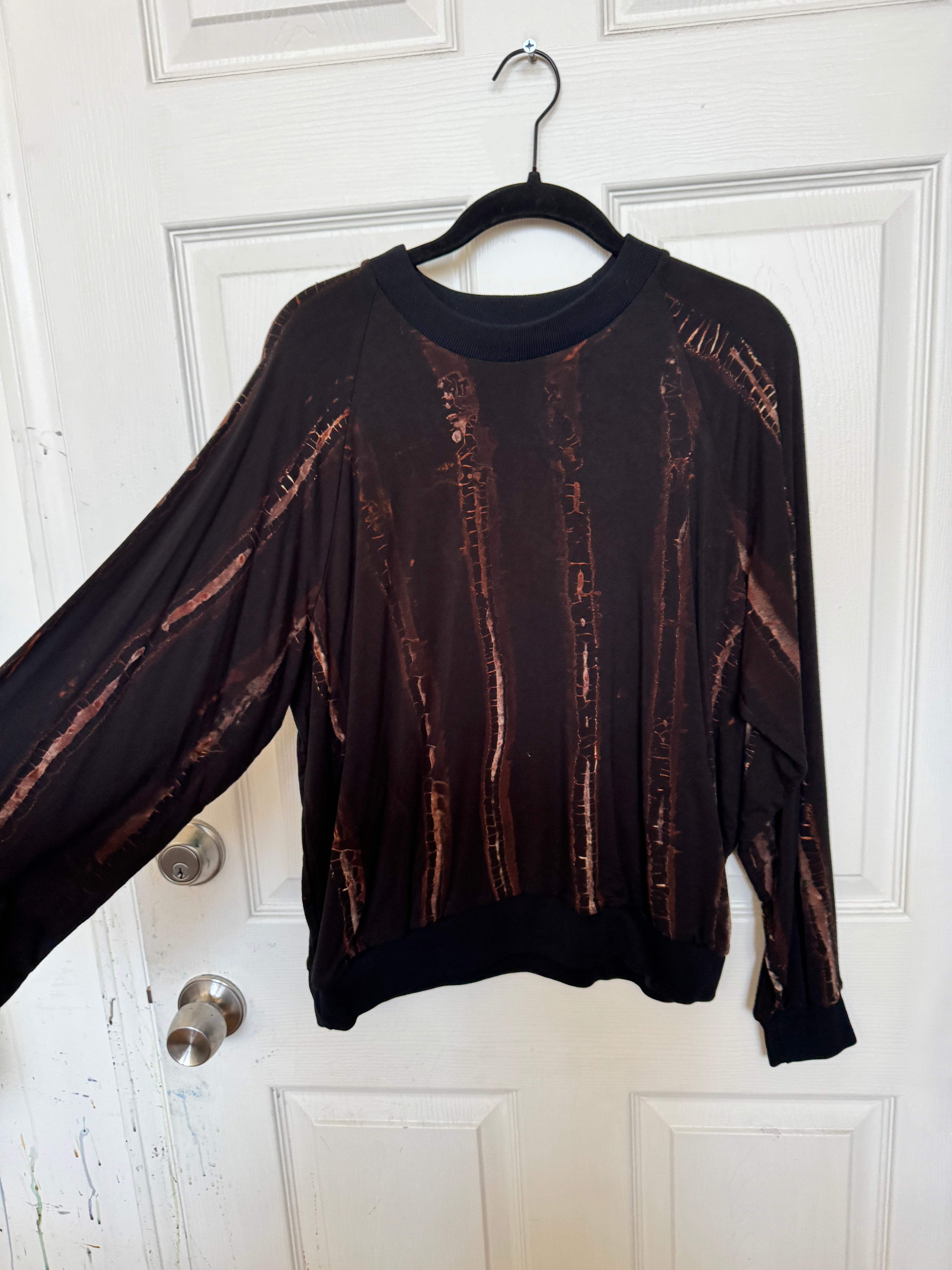 Raglan Sweatshirt in Bamboo Jersey Black with Side Pockets in Crackle Forest Lines